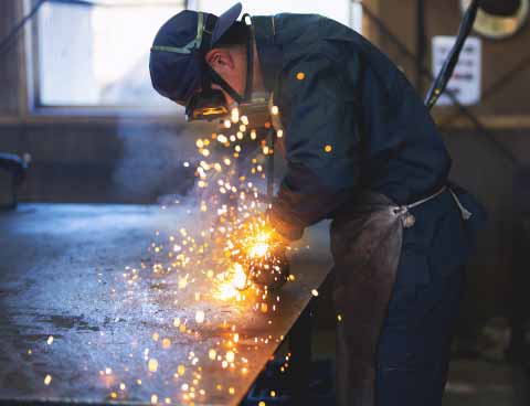 自動車部品の分解